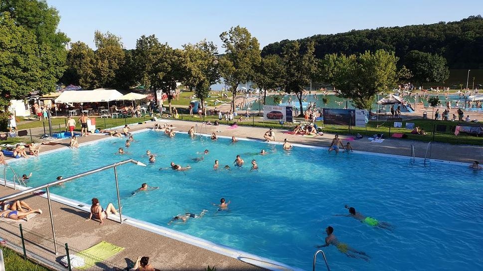 Rekreačná oblasť Kurinec – Zelená voda pri Rimavskej Sobote, vonkajší bazén s návštevníkmi počas leta.