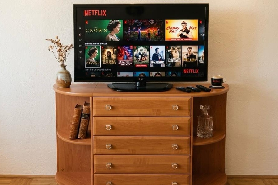 Televízia s Netflixom a HBO v spálni vily, ideálna na večerný relax.