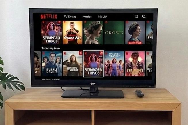 Televízia s Netflixom a HBO v spálni vily, ideálna na večerné relaxovanie.