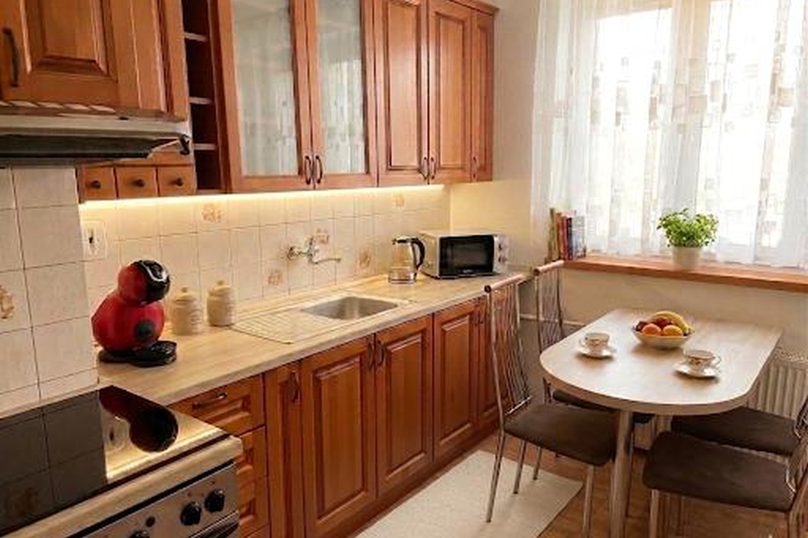 Moderná plne vybavená kuchyňa s chladničkou, mrazničkou a kávovarom vo Villa Sobota.